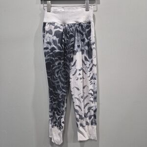 Lululemon Dance To Yoga PantPretty Plume Angel Wing Black / Angel Wing